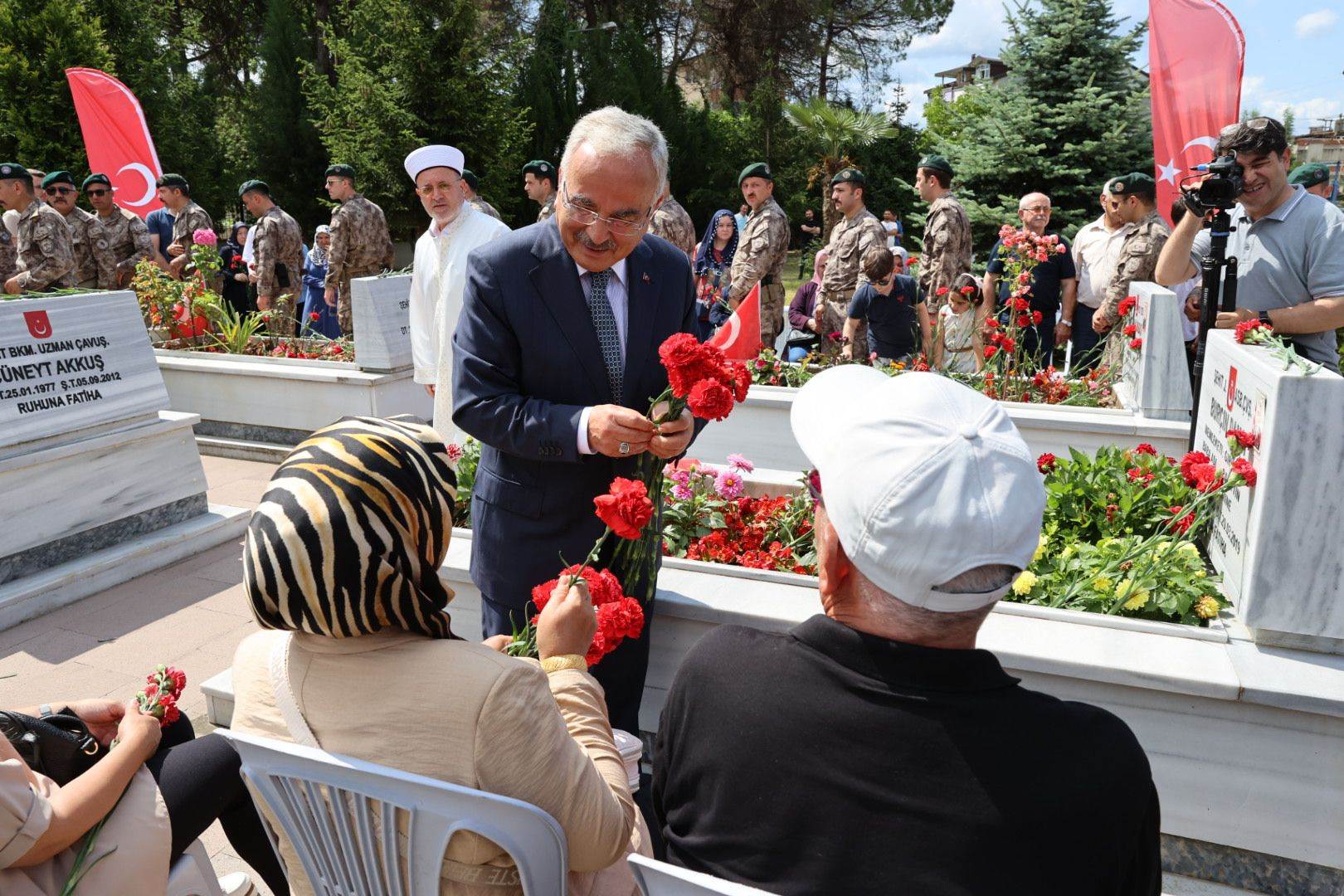 AREFE GÜNÜNDE ŞEHİTLİKLER ZİYARET EDİLDİ